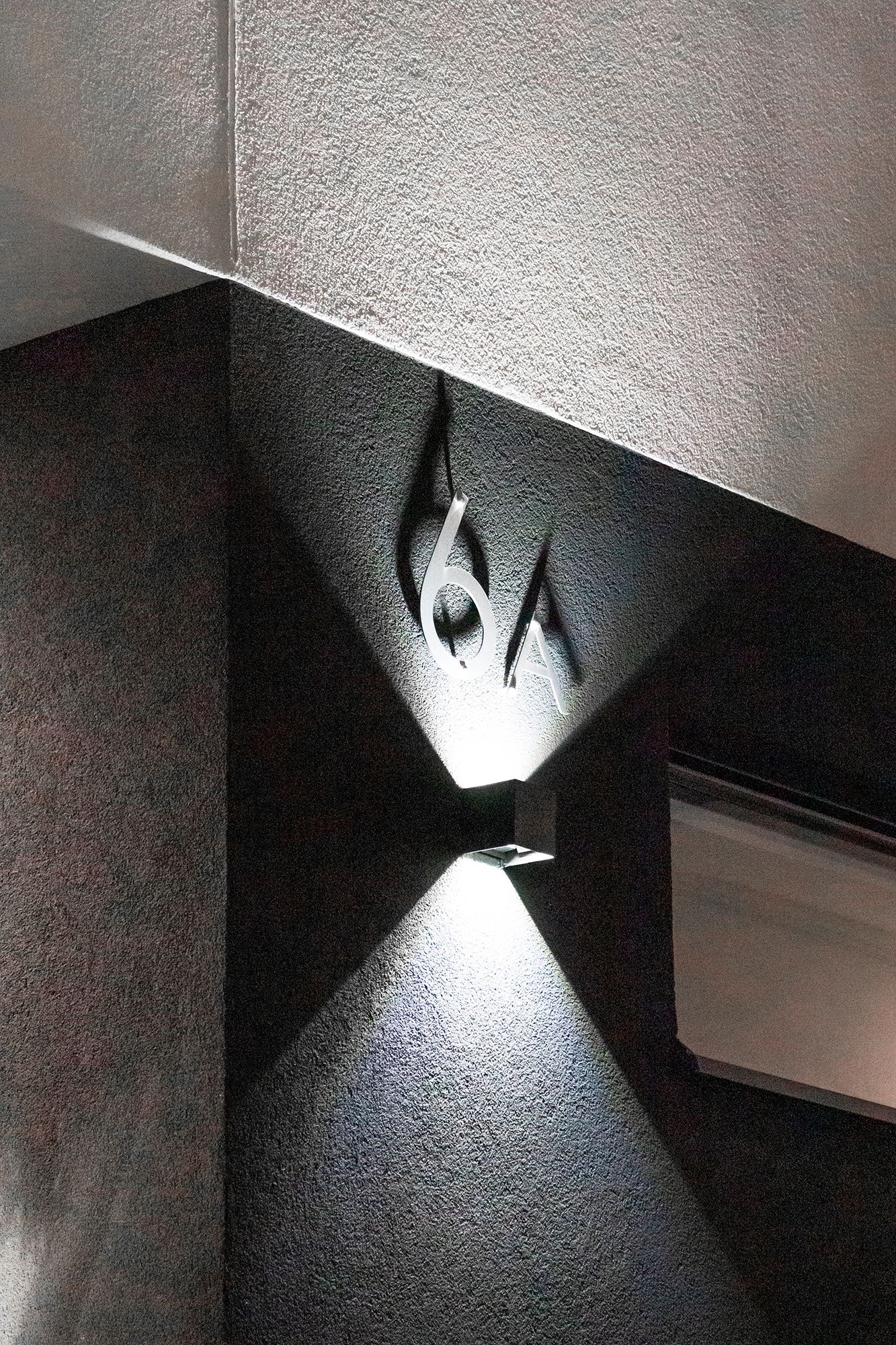 Illumination of a house number with a bi-directional FUNK wall light. Ledstore.fi